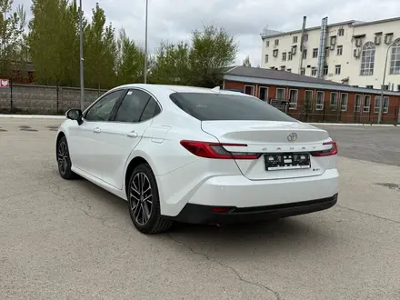 Toyota Camry Luxe eCVT 2026 года за 24 190 000 тг. в Актобе – фото 6