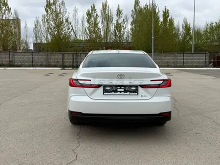 Toyota Camry Luxe eCVT 2026 года за 24 190 000 тг. в Актобе – фото 7