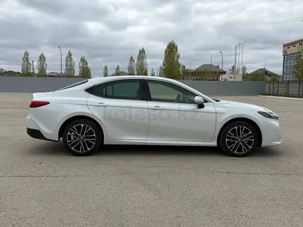Toyota Camry Luxe eCVT 2026 года за 24 190 000 тг. в Актобе – фото 9