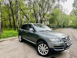 Volkswagen Touareg 2006 года за 7 000 000 тг. в Алматы – фото 2