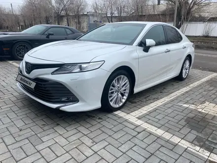 Toyota Camry 2019 года за 13 750 000 тг. в Караганда