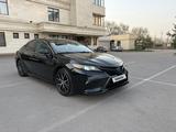 Toyota Camry 2021 года за 10 900 000 тг. в Алматы – фото 3