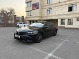 Toyota Camry 2021 года за 10 900 000 тг. в Алматы – фото 4