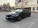 Toyota Camry 2021 года за 10 900 000 тг. в Алматы – фото 2