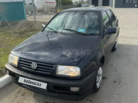 Volkswagen Vento 1993 года за 1 200 000 тг. в Актобе – фото 2