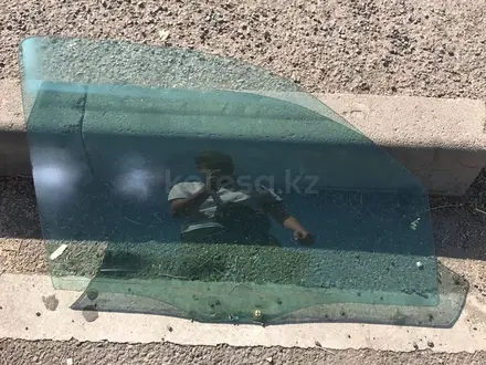 Переднее правое стекло за 10 000 тг. в Алматы