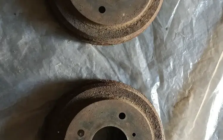 Задние тормозные барабаны вместе с защитой. за 20 000 тг. в Тараз