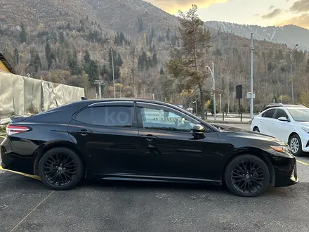 Toyota Camry 2019 года за 12 800 000 тг. в Алматы – фото 2