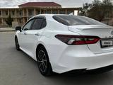 Toyota Camry 2022 года за 15 500 000 тг. в Актау – фото 4