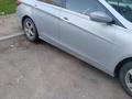 Hyundai Sonata 2011 года за 5 500 000 тг. в Уральск – фото 2