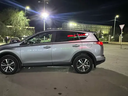 Toyota RAV4 2017 года за 8 500 000 тг. в Актобе – фото 10