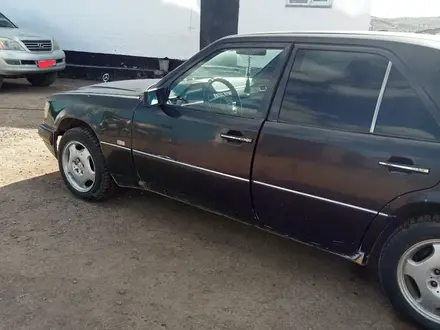 Mercedes-Benz E 220 1994 года за 1 250 000 тг. в Караганда – фото 2