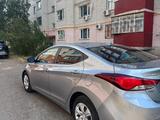 Hyundai Elantra 2015 года за 6 000 000 тг. в Уральск – фото 2