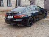 Toyota Camry 2019 года за 11 000 000 тг. в Уральск – фото 2