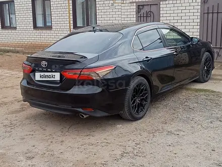 Toyota Camry 2019 года за 11 000 000 тг. в Уральск – фото 2