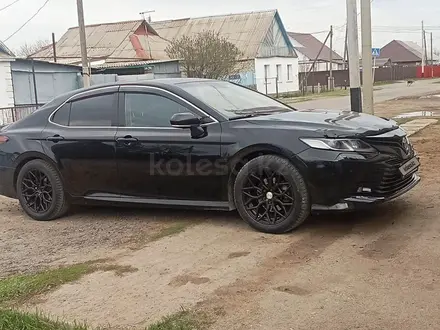 Toyota Camry 2019 года за 11 000 000 тг. в Уральск – фото 3