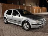 Volkswagen Golf 2001 годаүшін2 300 000 тг. в Астана