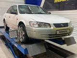 Toyota Camry 2000 года за 2 650 000 тг. в Семей – фото 3