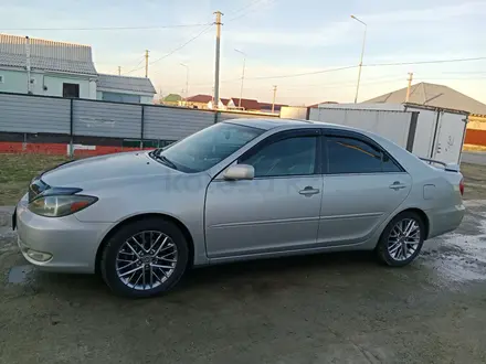 Toyota Camry 2004 года за 5 500 000 тг. в Атырау – фото 2