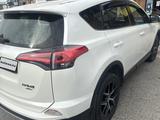Toyota RAV4 2018 года за 11 500 000 тг. в Актау – фото 2