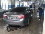 Toyota Camry 2013 года за 6 000 000 тг. в Актобе – фото 2