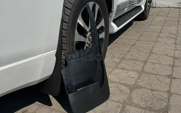 Брызговики Toyota Land Cruiser 200 за 20 000 тг. в Алматы