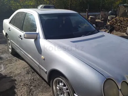 Mercedes-Benz E 200 1996 года за 2 400 000 тг. в Астана – фото 4