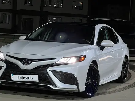 Toyota Camry 2021 года за 15 000 000 тг. в Актобе