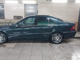 Mercedes-Benz C 240 2001 года за 2 500 000 тг. в Семей – фото 3