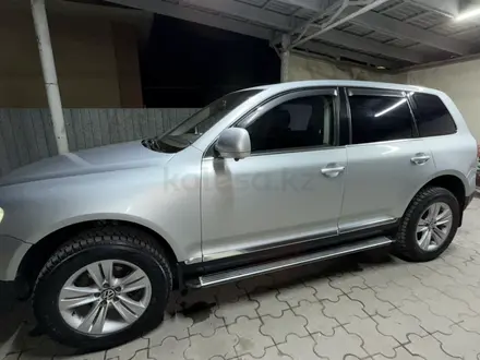Volkswagen Touareg 2006 года за 4 800 000 тг. в Алматы – фото 3