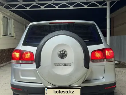 Volkswagen Touareg 2006 года за 4 800 000 тг. в Алматы – фото 2