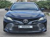 Toyota Camry 2019 года за 13 750 000 тг. в Шымкент – фото 2