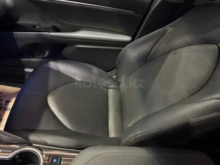 Toyota Camry 2021 года за 14 500 000 тг. в Алматы – фото 8