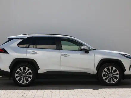 Toyota RAV4 Luxe+ 2022 года за 15 920 000 тг. в Астана – фото 18