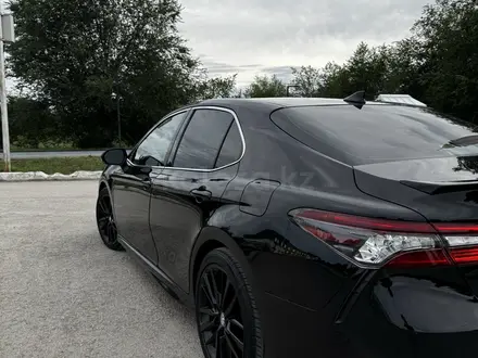 Toyota Camry 2022 года за 10 500 000 тг. в Актобе – фото 4