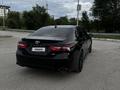 Toyota Camry 2022 года за 10 500 000 тг. в Актобе – фото 2