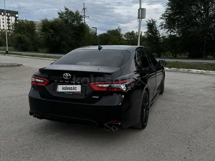 Toyota Camry 2022 года за 10 500 000 тг. в Актобе – фото 2