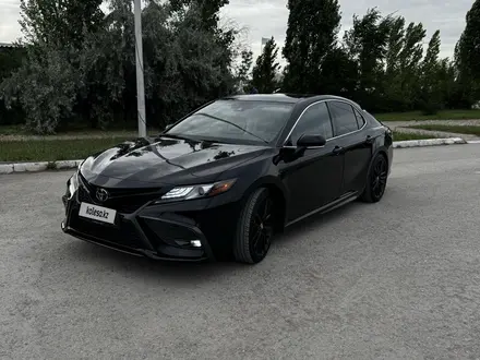Toyota Camry 2022 года за 10 500 000 тг. в Актобе – фото 5
