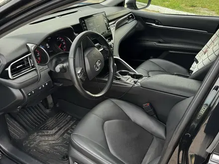 Toyota Camry 2022 года за 10 500 000 тг. в Актобе – фото 7