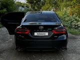 Toyota Camry 2022 года за 10 500 000 тг. в Актобе