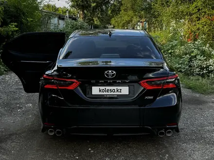 Toyota Camry 2022 года за 10 500 000 тг. в Актобе