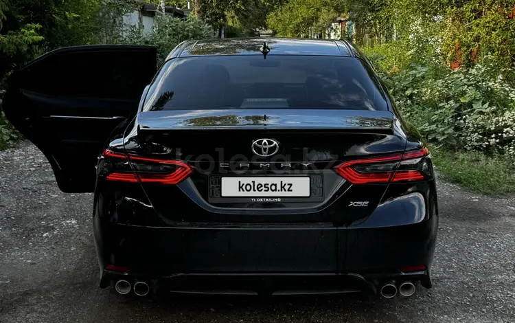Toyota Camry 2022 года за 10 500 000 тг. в Актобе