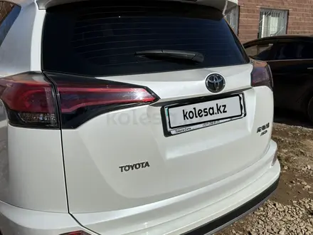 Toyota RAV4 2018 года за 12 900 000 тг. в Кокшетау – фото 2