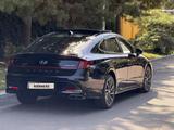Hyundai Sonata 2022 года за 9 800 000 тг. в Алматы – фото 4