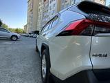 Toyota RAV4 2021 годаүшін15 100 000 тг. в Атырау – фото 2