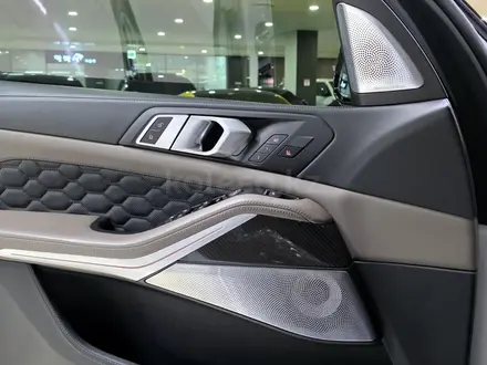 BMW X5 M 2023 года за 48 800 000 тг. в Алматы – фото 16