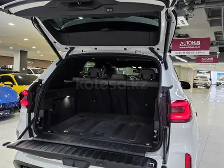 BMW X5 M 2023 года за 48 800 000 тг. в Алматы – фото 19