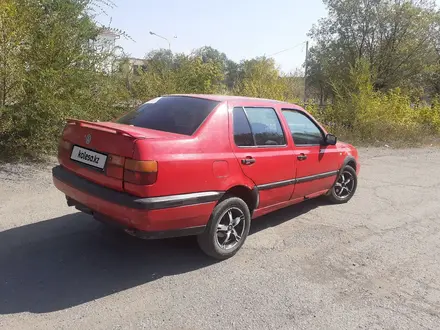 Volkswagen Vento 1993 года за 450 000 тг. в Караганда – фото 2