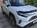Toyota RAV4 2023 года за 17 190 000 тг. в Уральск – фото 2