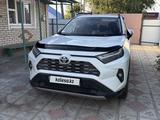 Toyota RAV4 2023 года за 17 190 000 тг. в Уральск – фото 3